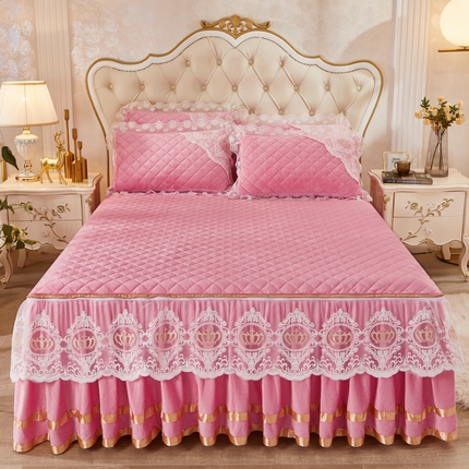 91家纺网 家纺一手货源 找家纺 恋尚 2023新款可脱卸水晶绒夹棉床裙卡雯系列 粉色