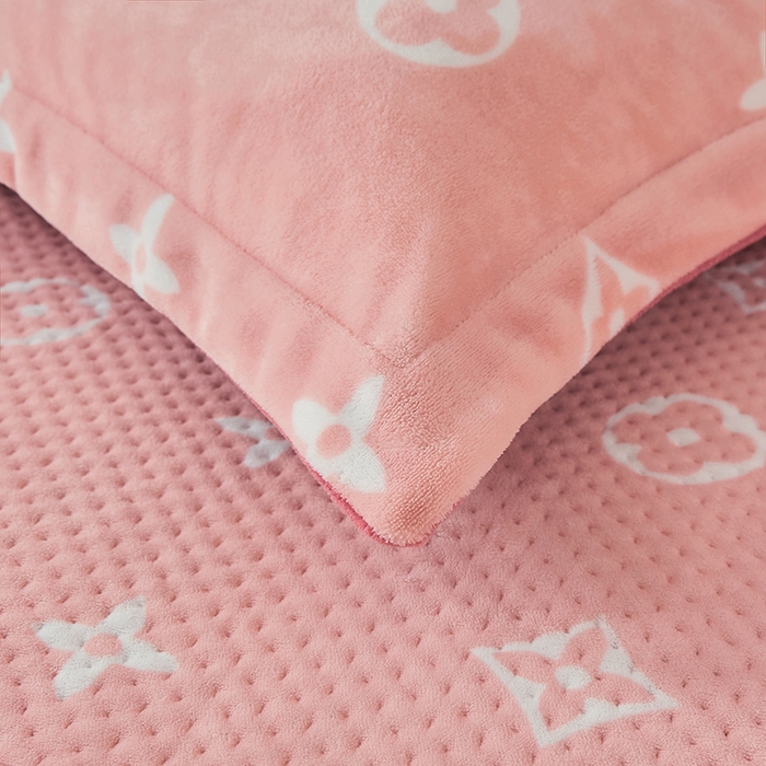 91家纺网 家纺一手货源 找家纺 胜权 2024款高克重牛奶绒夹棉单床盖单件保暖床盖三件套 四叶草-粉