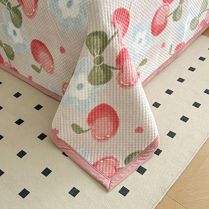 91家纺网 家纺一手货源 找家纺 胜权 2024款高克重牛奶绒夹棉单床盖单件保暖床盖三件套 樱桃世界