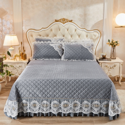 91家纺网 家纺一手货源 找家纺 恋尚 2023新款可脱卸水晶绒夹棉床盖卡雯系列 浅灰
