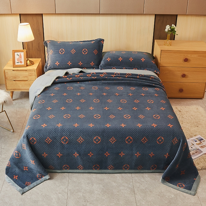 91家纺网 家纺一手货源 找家纺 胜权 2024款高克重牛奶绒夹棉单床盖单件保暖床盖三件套 四叶草-灰