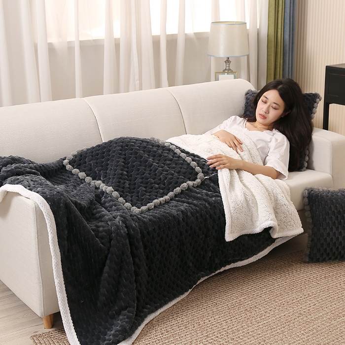 91家纺网 家纺一手货源 找家纺 伊可爱 2023秋冬多功能轻奢暖绒抱枕被盖毯 深灰色