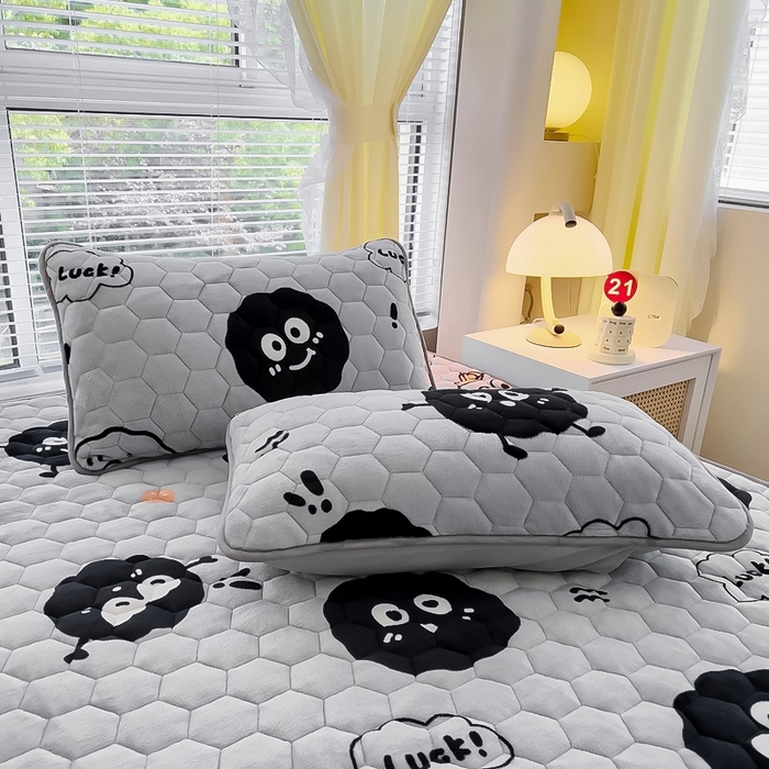 91家纺网 家纺一手货源 找家纺 情煊家纺 2023新款保暖牛奶绒夹棉床笠-花边款 黑豆精灵