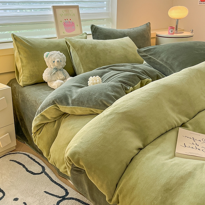 91家纺网 家纺一手货源 找家纺 三朵家纺 2023新款牛奶绒混搭系列四件套 橄榄绿+墨绿