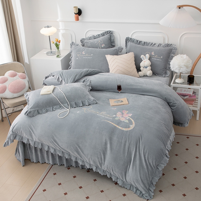 91家纺网 家纺一手货源 找家纺 优姿家纺 2024新品8.5斤德芙绒韩版床裙绣花保暖四件套 时尚玫瑰绅士灰