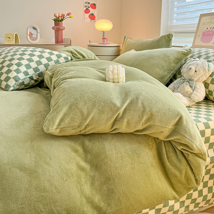 91家纺网 家纺一手货源 找家纺 三朵家纺 2023新款牛奶绒混搭系列四件套 橄榄绿+绿格