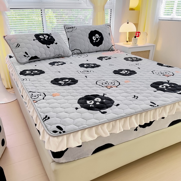 91家纺网 家纺一手货源 找家纺 情煊家纺 2023新款保暖牛奶绒夹棉床笠-花边款 黑豆精灵