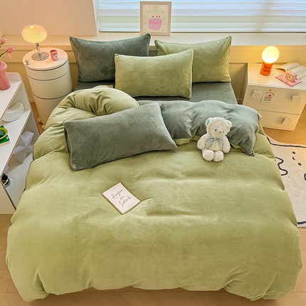 91家纺网 家纺一手货源 找家纺 三朵家纺 2023新款牛奶绒混搭系列四件套 橄榄绿+墨绿