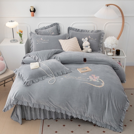 91家纺网 家纺一手货源 找家纺 优姿家纺 2024新品8.5斤德芙绒韩版床裙绣花保暖四件套 时尚玫瑰绅士灰