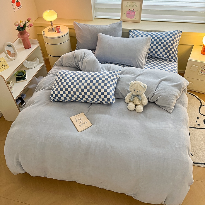 91家纺网 家纺一手货源 找家纺 三朵家纺 2023新款牛奶绒混搭系列四件套 粉蓝+蓝格