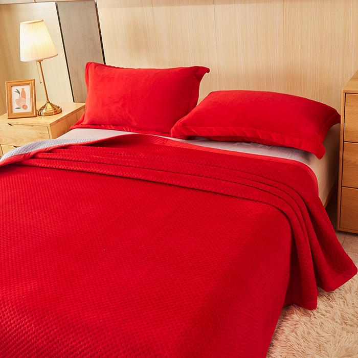 91家纺网 家纺一手货源 找家纺 胜权 2024款高克重牛奶绒夹棉单床盖单件保暖床盖三件套 靓丽红