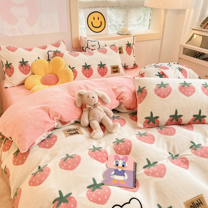 91家纺网 家纺一手货源 找家纺 金爱家 2023新款ins小清新韩系卡通少女心奶油兔子加厚牛奶绒系列四件套 草莓小熊