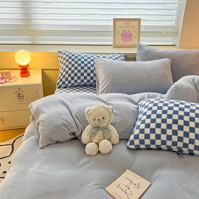 91家纺网 家纺一手货源 找家纺 三朵家纺 2023新款牛奶绒混搭系列四件套 粉蓝+蓝格