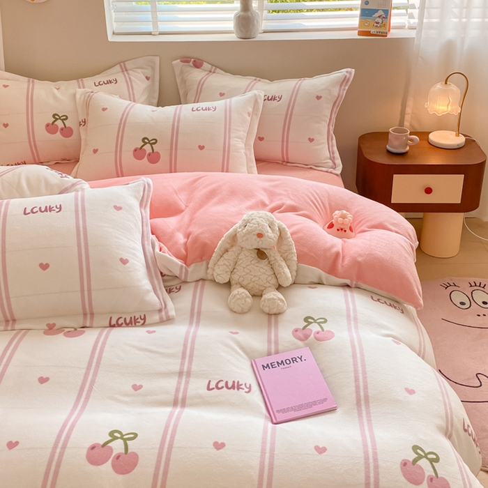 91家纺网 家纺一手货源 找家纺 梦之岛 2023新款牛奶绒加厚小清新印花保暖四件套 小樱桃