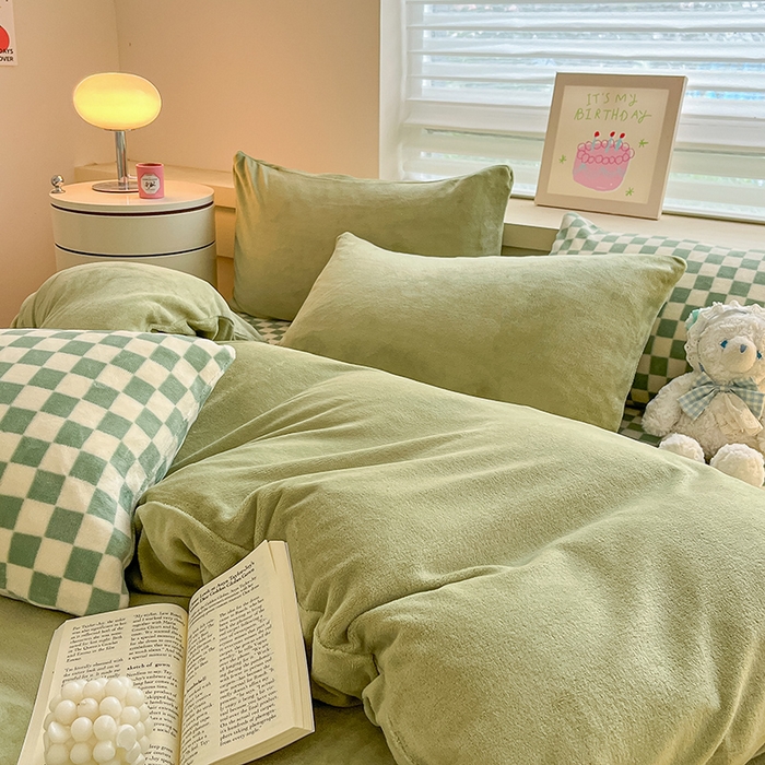 91家纺网 家纺一手货源 找家纺 三朵家纺 2023新款牛奶绒混搭系列四件套 橄榄绿+绿格