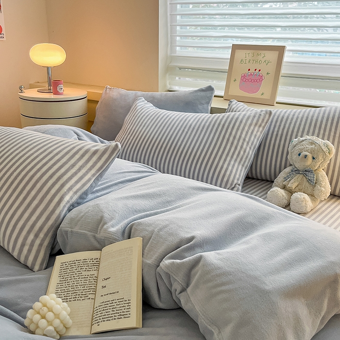 91家纺网 家纺一手货源 找家纺 三朵家纺 2023新款牛奶绒混搭系列四件套 粉蓝+细条