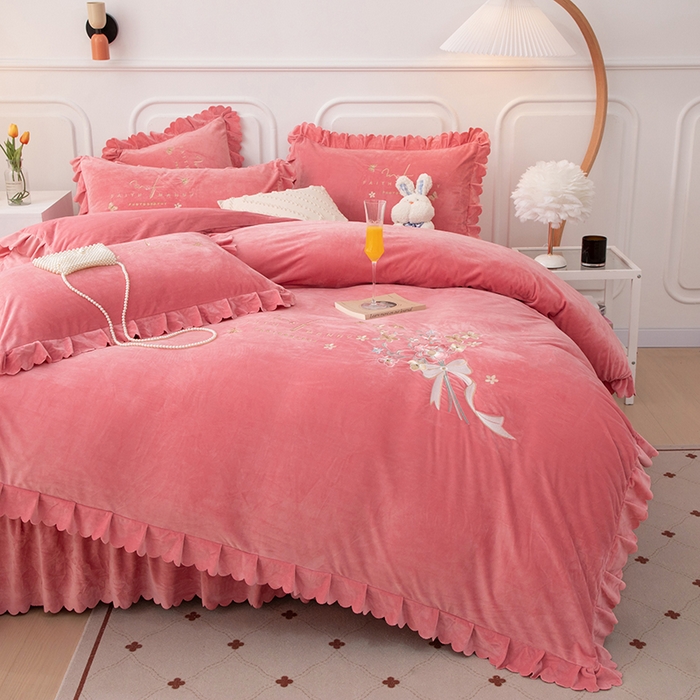 91家纺网 家纺一手货源 找家纺 优姿家纺 2024新品8.5斤德芙绒韩版床裙绣花保暖四件套 今生有约少女粉