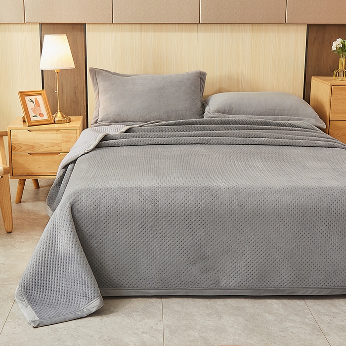 91家纺网 家纺一手货源 找家纺 胜权 2024款高克重牛奶绒夹棉单床盖单件保暖床盖三件套 贝儿多灰