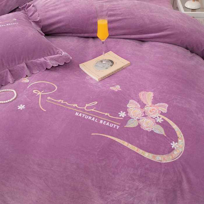 91家纺网 家纺一手货源 找家纺 优姿家纺 2024新品8.5斤德芙绒韩版床裙绣花保暖四件套 时尚玫瑰紫色