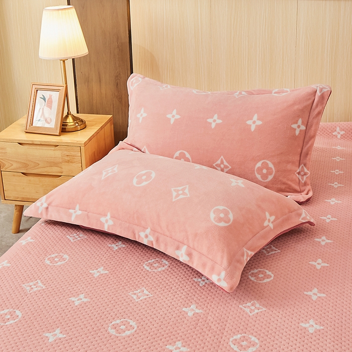 91家纺网 家纺一手货源 找家纺 胜权 2024款高克重牛奶绒夹棉单床盖单件保暖床盖三件套 四叶草-粉