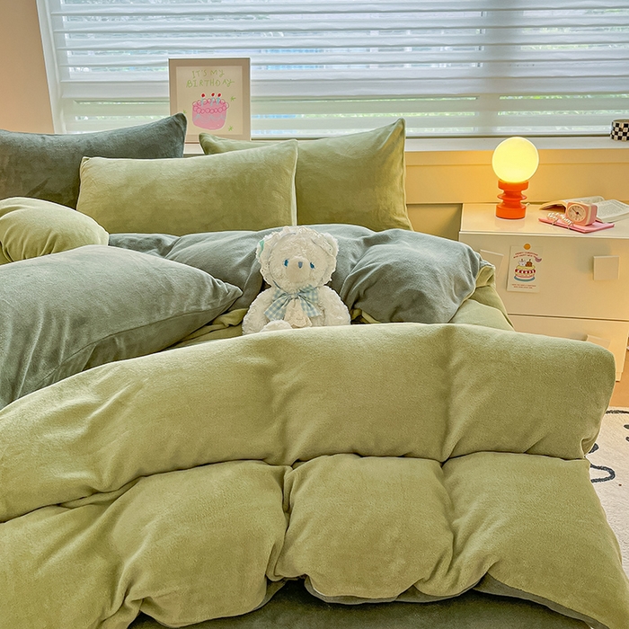 91家纺网 家纺一手货源 找家纺 三朵家纺 2023新款牛奶绒混搭系列四件套 橄榄绿+墨绿