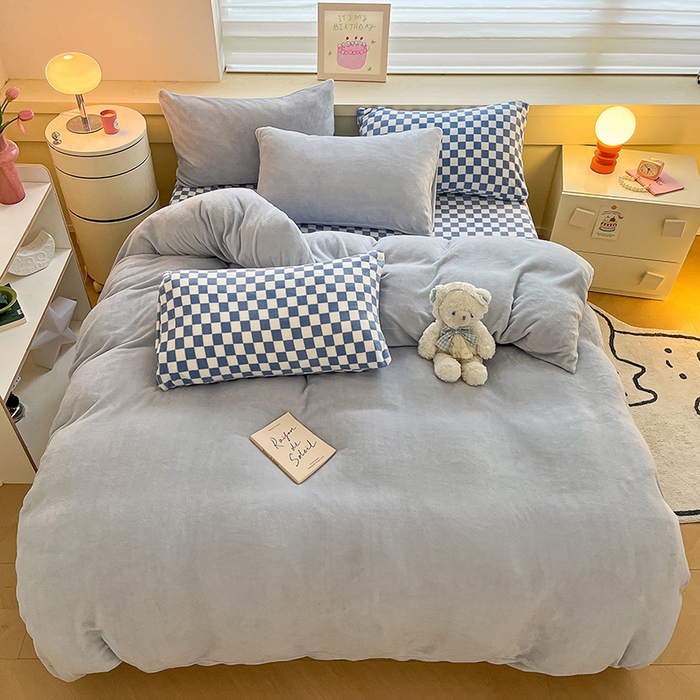 91家纺网 家纺一手货源 找家纺 三朵家纺 2023新款牛奶绒混搭系列四件套 粉蓝+蓝格