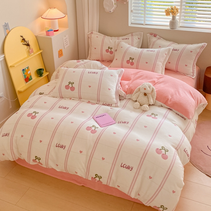 91家纺网 家纺一手货源 找家纺 梦之岛 2023新款牛奶绒加厚小清新印花保暖四件套 小樱桃