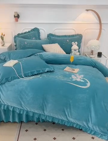 91家纺网 家纺一手货源 找家纺 优姿家纺 2024新品8.5斤德芙绒韩版床裙绣花保暖四件套 时尚玫瑰湖兰