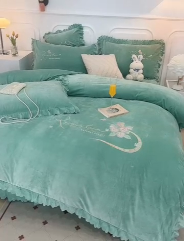 91家纺网 家纺一手货源 找家纺 优姿家纺 2024新品8.5斤德芙绒韩版床裙绣花保暖四件套 时尚玫瑰浅绿
