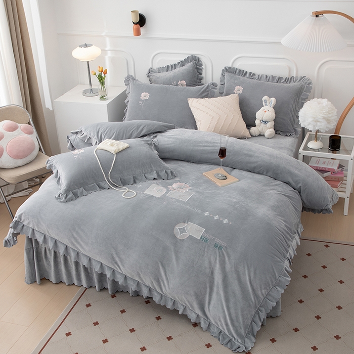 91家纺网 家纺一手货源 找家纺 优姿家纺 2024新品8.5斤德芙绒韩版床裙绣花保暖四件套 绽放绅士灰