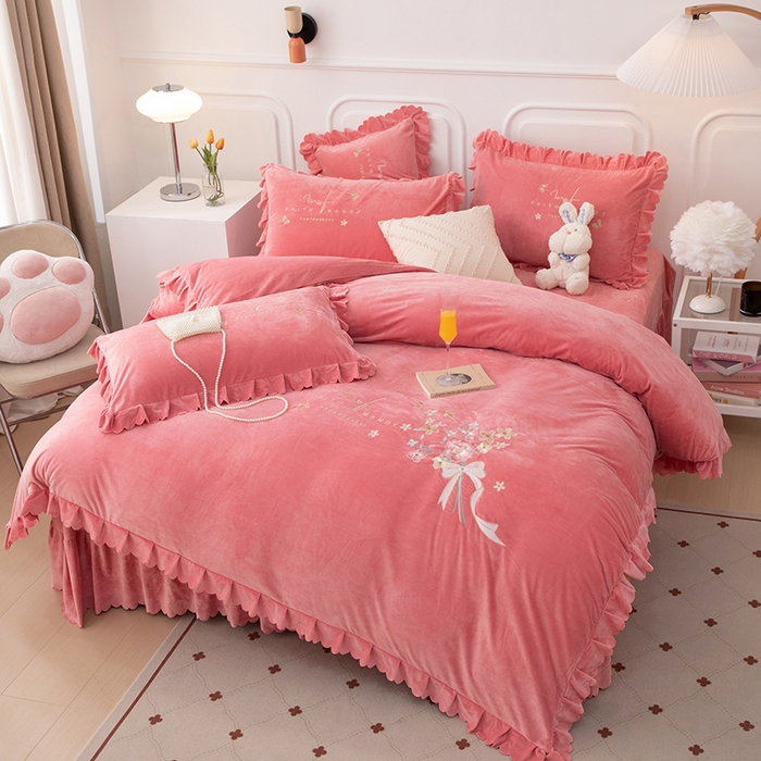 91家纺网 家纺一手货源 找家纺 优姿家纺 2024新品8.5斤德芙绒韩版床裙绣花保暖四件套 今生有约少女粉