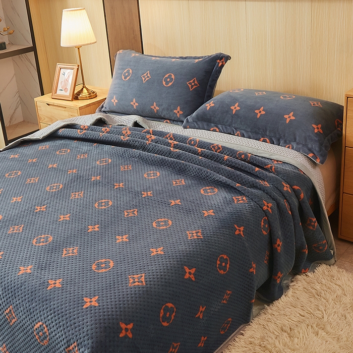 91家纺网 家纺一手货源 找家纺 胜权 2024款高克重牛奶绒夹棉单床盖单件保暖床盖三件套 四叶草-灰