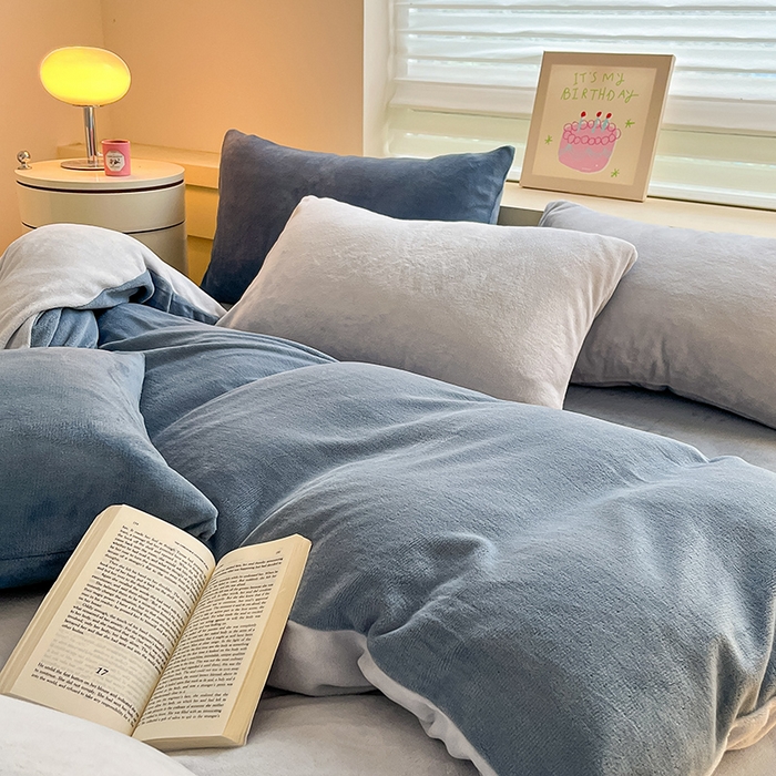 91家纺网 家纺一手货源 找家纺 三朵家纺 2023新款牛奶绒混搭系列四件套 粉蓝+蔚蓝