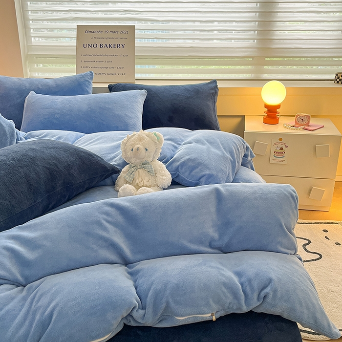 91家纺网 家纺一手货源 找家纺 三朵家纺 2023新款牛奶绒混搭系列四件套 琉璃蓝-蓝
