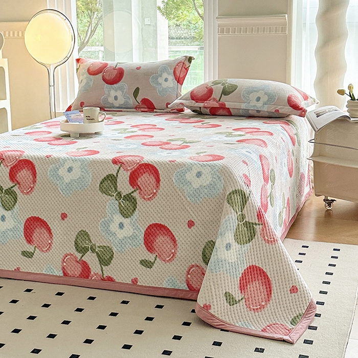 91家纺网 家纺一手货源 找家纺 胜权 2024款高克重牛奶绒夹棉单床盖单件保暖床盖三件套 樱桃世界