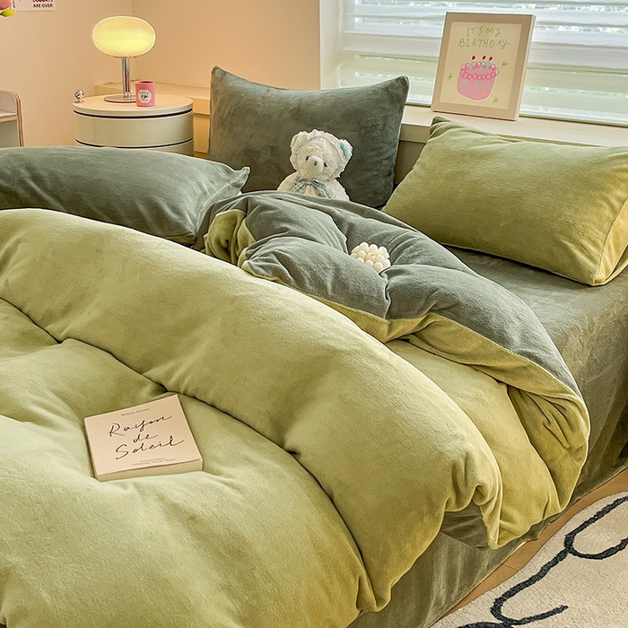 91家纺网 家纺一手货源 找家纺 三朵家纺 2023新款牛奶绒混搭系列四件套 橄榄绿+墨绿