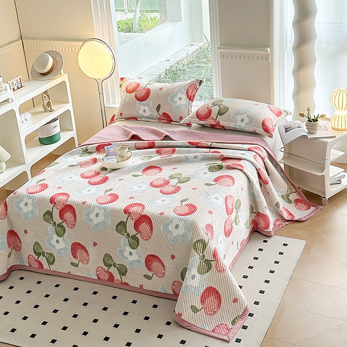 91家纺网 家纺一手货源 找家纺 胜权 2024款高克重牛奶绒夹棉单床盖单件保暖床盖三件套 樱桃世界