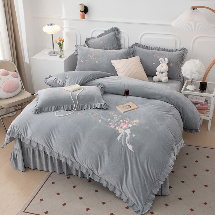 91家纺网 家纺一手货源 找家纺 优姿家纺 2024新品8.5斤德芙绒韩版床裙绣花保暖四件套 今生有约绅士灰