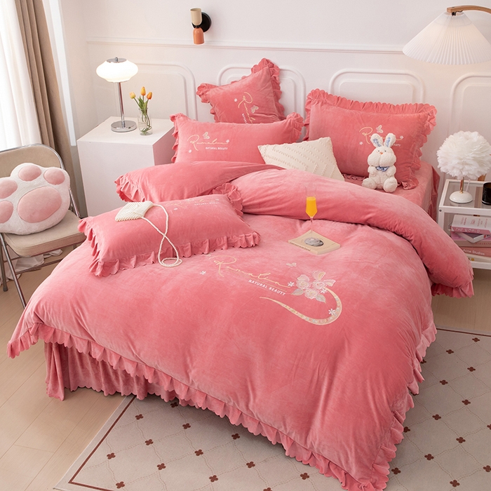 91家纺网 家纺一手货源 找家纺 优姿家纺 2024新品8.5斤德芙绒韩版床裙绣花保暖四件套 时尚玫瑰少女粉