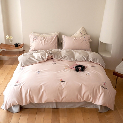 91家纺网 家纺一手货源 找家纺 名品优仓 2023新款高支高密长绒棉刺绣运动少女系列四件套 少女粉