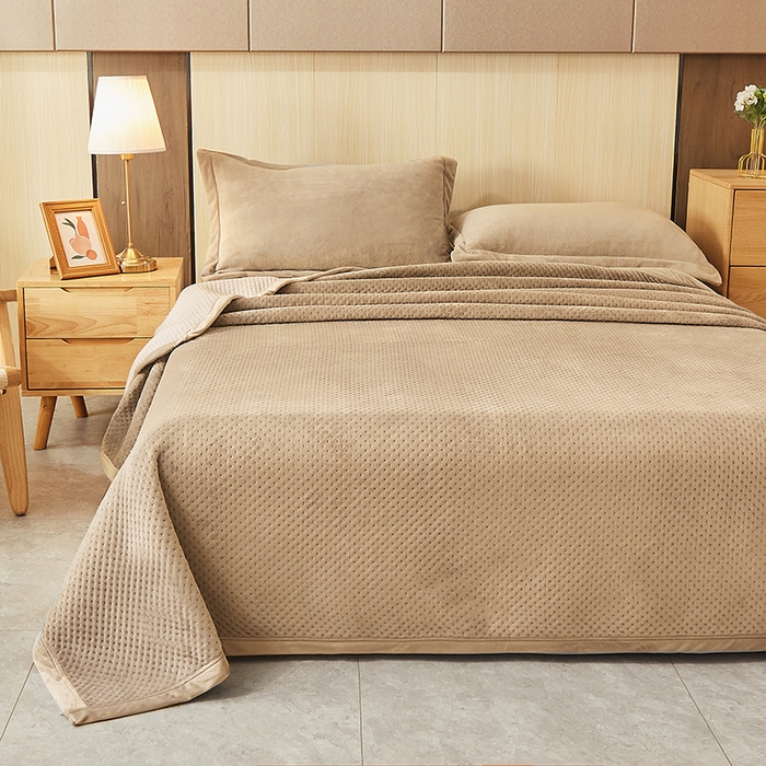 91家纺网 家纺一手货源 找家纺 胜权 2024款高克重牛奶绒夹棉单床盖单件保暖床盖三件套 奶咖