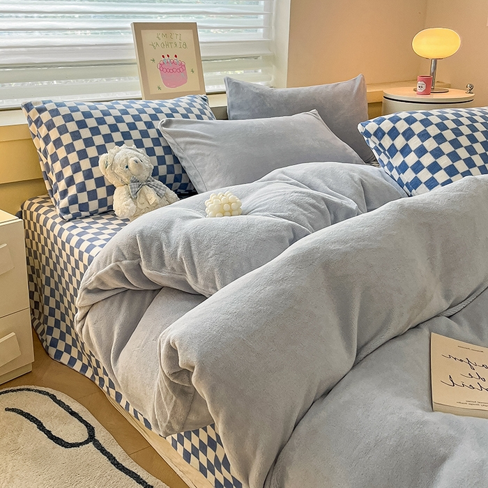 91家纺网 家纺一手货源 找家纺 三朵家纺 2023新款牛奶绒混搭系列四件套 粉蓝+蓝格