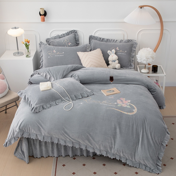 91家纺网 家纺一手货源 找家纺 优姿家纺 2024新品8.5斤德芙绒韩版床裙绣花保暖四件套 时尚玫瑰绅士灰