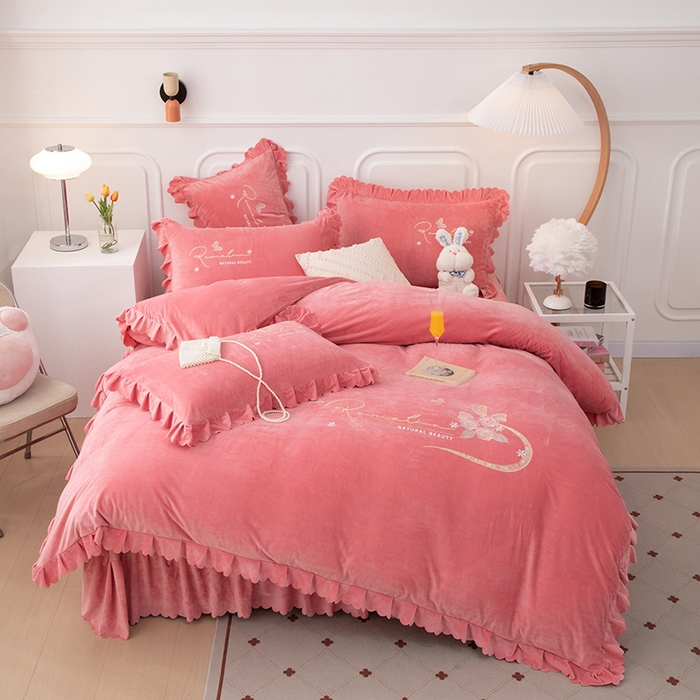 91家纺网 家纺一手货源 找家纺 优姿家纺 2024新品8.5斤德芙绒韩版床裙绣花保暖四件套 时尚玫瑰少女粉