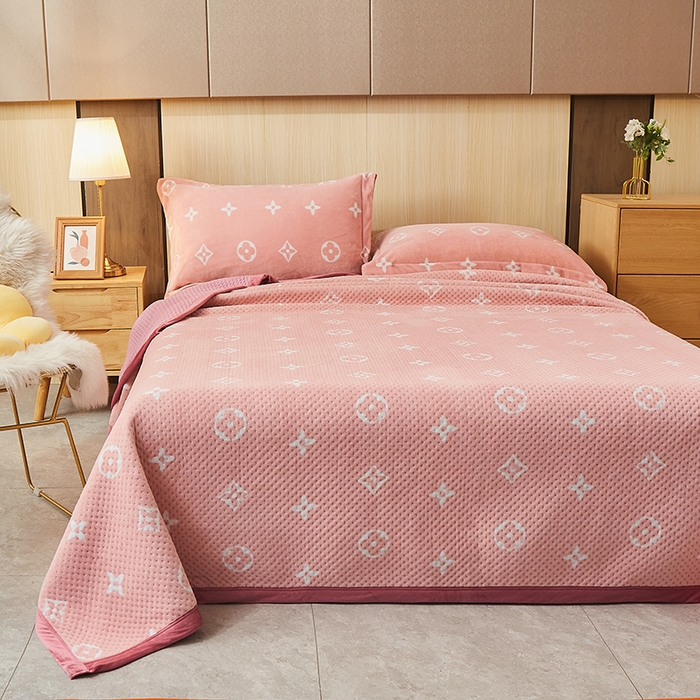 91家纺网 家纺一手货源 找家纺 胜权 2024款高克重牛奶绒夹棉单床盖单件保暖床盖三件套 四叶草-粉