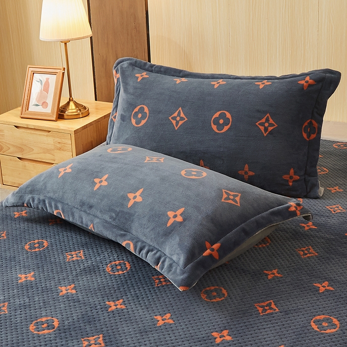 91家纺网 家纺一手货源 找家纺 胜权 2024款高克重牛奶绒夹棉单床盖单件保暖床盖三件套 四叶草-灰