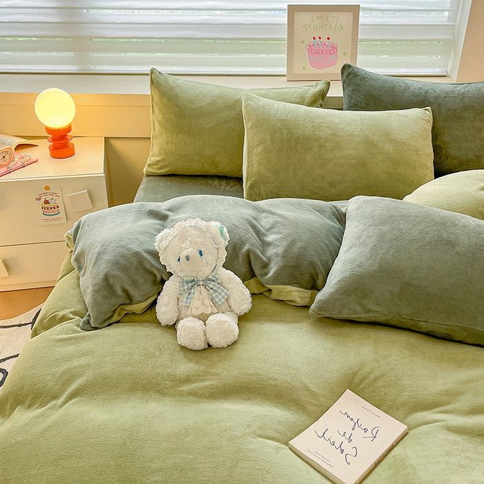 91家纺网 家纺一手货源 找家纺 三朵家纺 2023新款牛奶绒混搭系列四件套 橄榄绿+墨绿