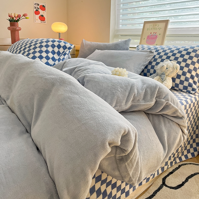 91家纺网 家纺一手货源 找家纺 三朵家纺 2023新款牛奶绒混搭系列四件套 粉蓝+蓝格