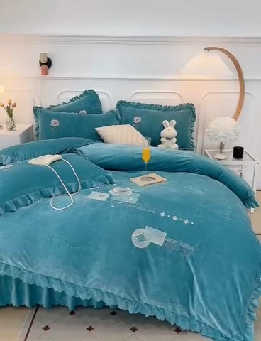 91家纺网 家纺一手货源 找家纺 优姿家纺 2024新品8.5斤德芙绒韩版床裙绣花保暖四件套 绽放湖兰