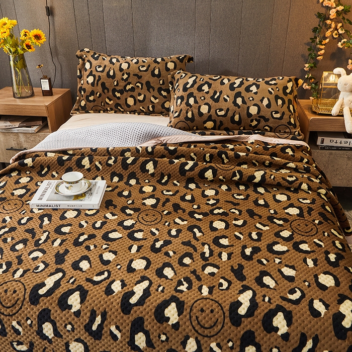 91家纺网 家纺一手货源 找家纺 胜权 2024款高克重牛奶绒夹棉单床盖单件保暖床盖三件套 豹纹